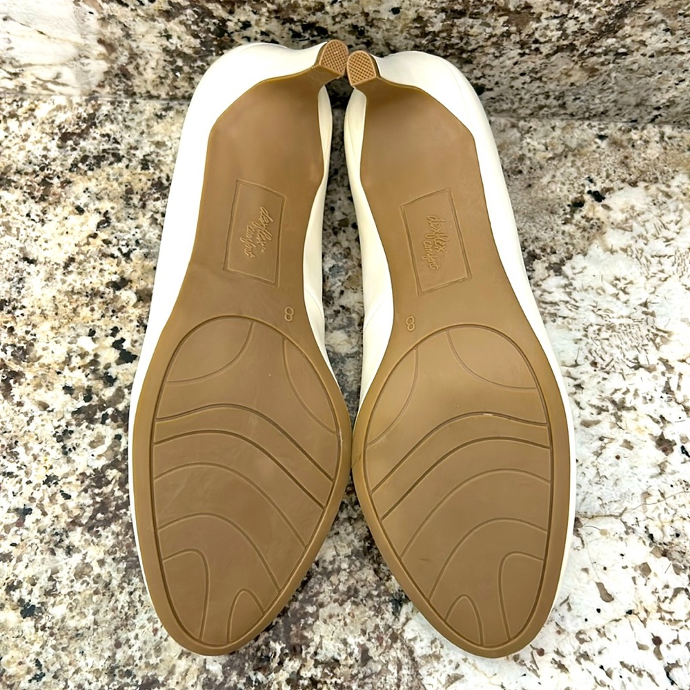 Women’s white 2.5” heels - Picture 5 of 5